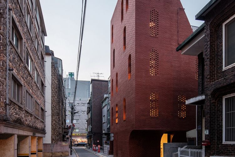 Rumah lima lantai berbentuk uni dan ramping di Seoul.