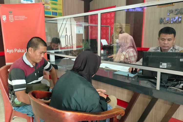 Rudi Hartono (53) ayah dari Vandea Helga Fany (23) korban begal sadis saat membuat laporan di Polsek Sukarami, Palembang, Sumatera Selatan, Rabu (10/5/2023).