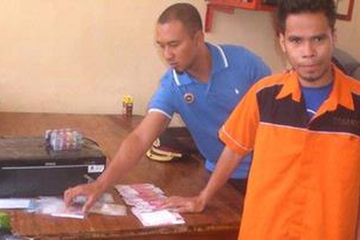 Antonius Abon Kein (24) (Baju Orange) Beserta Sejumlah Barang Bukti Berupa Uang Palsu, Laptop dan Printer Saat Diamankan di Polres TTU, Kamis (18/10/2012)