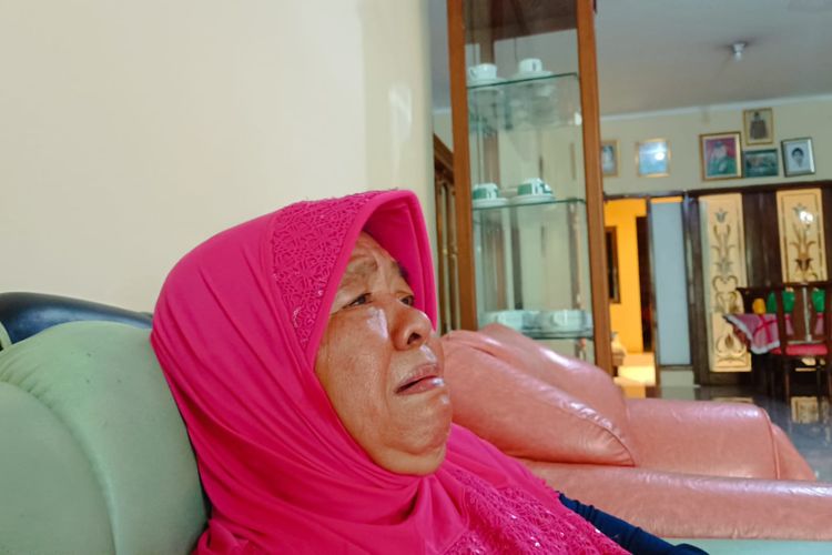 Lasmiati (64), ibu dari korban Tragedi Trisakti Heri Hartanto menangis saat ceritakan anaknya, saat ditemui Kompas.com, Rabu (17/5/2023).