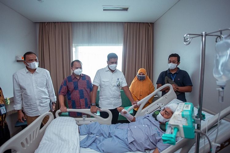 Dirut BPJAMSOSTEK Anggoro Eko Cahyo bersama dengan Deputi Bidang Koordinasi Peningkatan Kesejahteraan Sosial Menko PMK Andie Megantara, Kepala Cabang Maxim Kota Medan Muhammad Farizi melihat kondisi driver ojol Zainal secara langsung di RS Murni Teguh, Kota Medan, Jumat (8/4/2022). 

