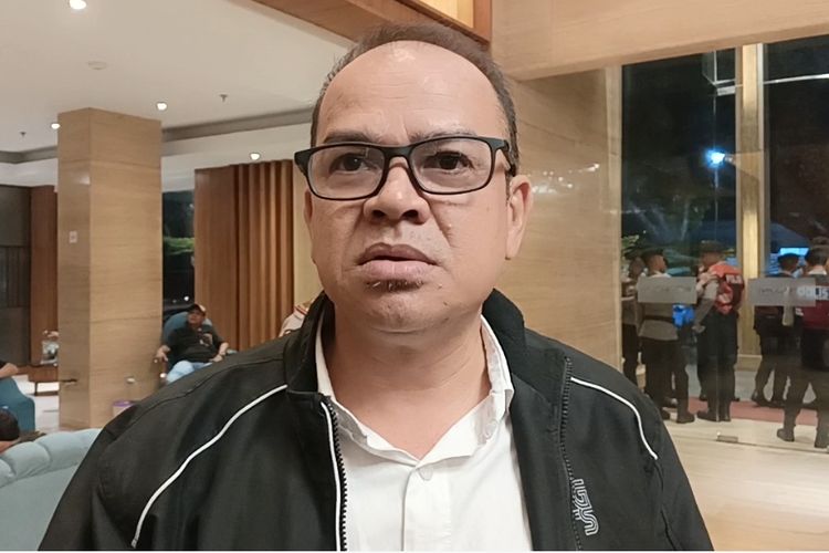 Ketua KPU Sumut Agus Arifin saat diwawancarai wartawan di Hotel Le Polonia 