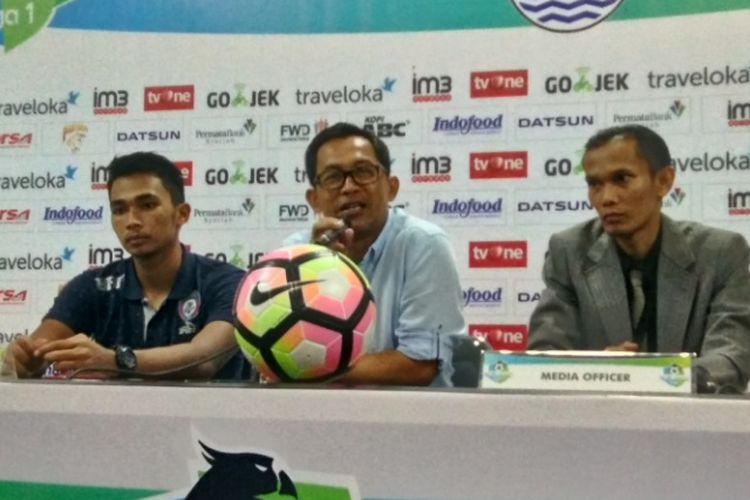 Pelatih Arema FC Aji Santoso saat memberi keterangan kepada media usai laga melawan Persib di Stadion GBLA Bandung, Sabtu (15/4/2017) malam