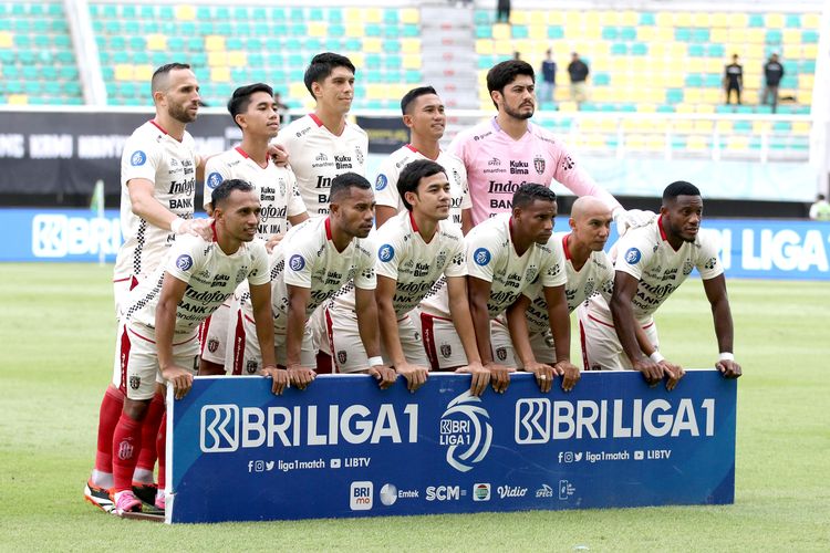 Pemain Bali United sebelum laga pekan ke-33 Liga 1 2023-2024 melawan Persebaya Surabaya yang berakhir dengan skor 0-2 di Stadion Gelora Bung Tomo Surabaya, Rabu (24/4/2024) sore.