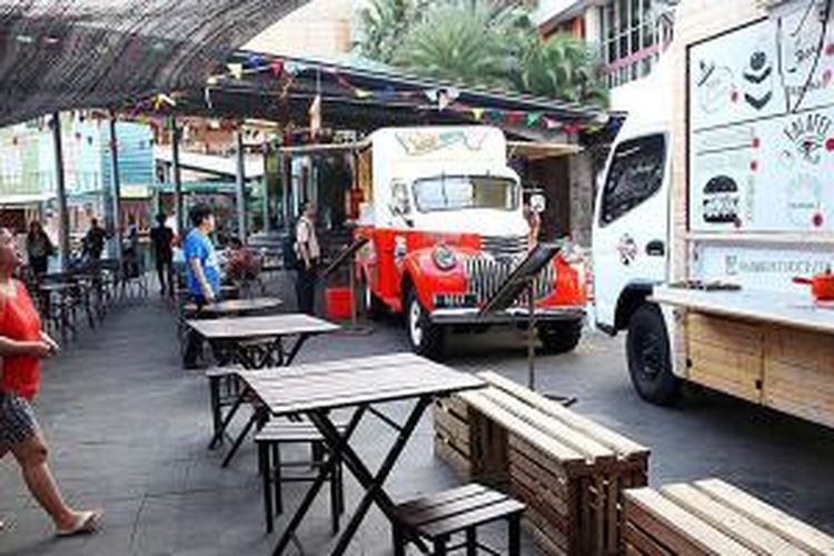 Deretan food truck yang mangkal di La Piazza, Kelapa Gading, Jakarta Utara, Kamis (18/9/2014). Bisnis kuliner dengan menggunakan mobil atau truk yang dapat berpindah-pindah tempat jualan tengah menjadi tren di Jakarta. 