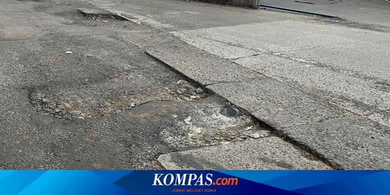 Sudah 6 Bulan Jalan ke Terminal Depok Baru Rusak, Warga Keluhkan Belum Ada Perbaikan