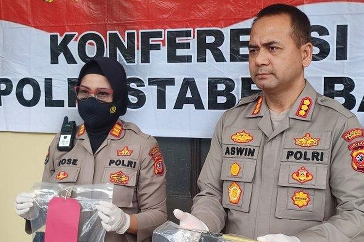 Polrestabes Bandung mengungkap kasus pelecehan sesama jenis yang terjadi di Jalan Mochamad Toha, Kota Bandung.
