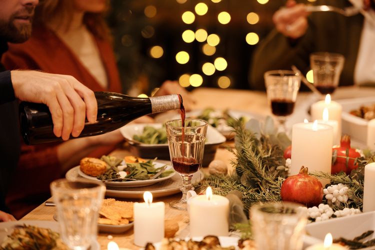 Makan bersama orang terdekat menjadi agenda yang wajib dilaksakan saat momen istimewa seperti perayaan Natal dan tahun baru