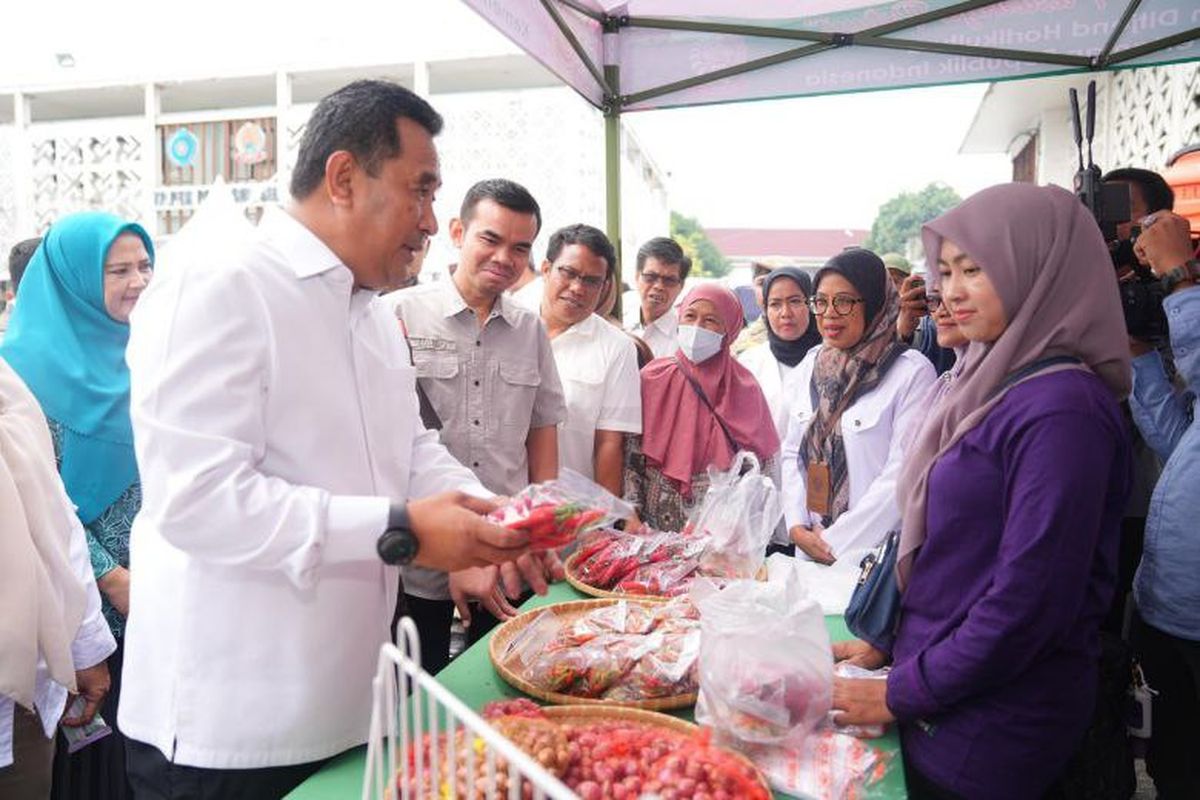 Pemerintah Provinsi Sulsel melakukan gerakan pangan murah serentak.