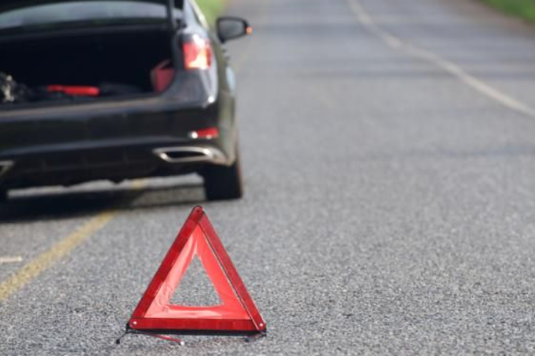 Pasang segitiga pengaman saat parkir di bahu jalan