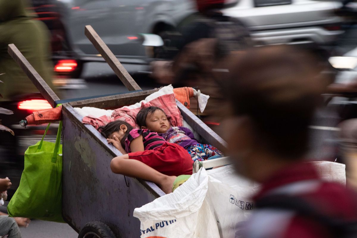 Manusia gerobak melintas di Jalan Gatot Subroto, Jakarta, Selasa (5/1/2021). Kelompok masyarakat rentan, seperti pemulung, gelandangan, pengemis, dan korban PHK adalah kelompok masyarakat yang paling rentan penularan virus Covid-19.