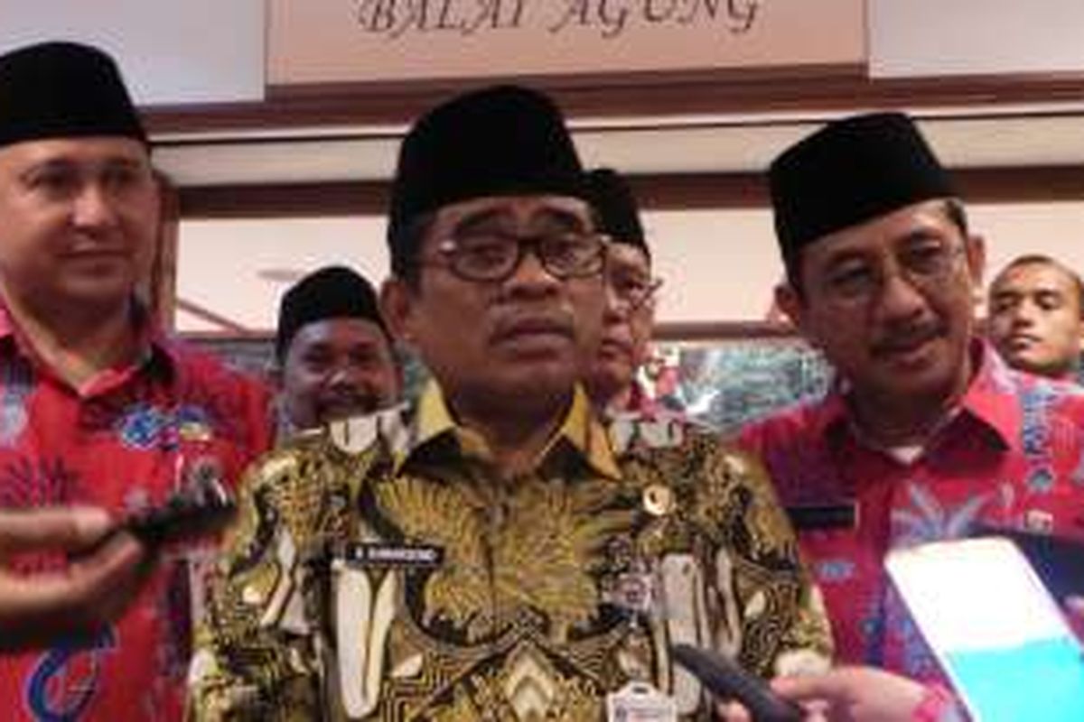 (kiri ke kanan) Kepala Biro Dikmental DKI Jakarta Hendra, Pelaksana Tugas (Plt) Gubernur DKI Jakarta Sumarsono, dan Asisten Sekda bidang Kesejahteraan Rakyat Fatahillah, seusai memberi bonus peserta MTQ dan STQ, di Balai Kota DKI Jakarta, Jumat (23/12/2016).