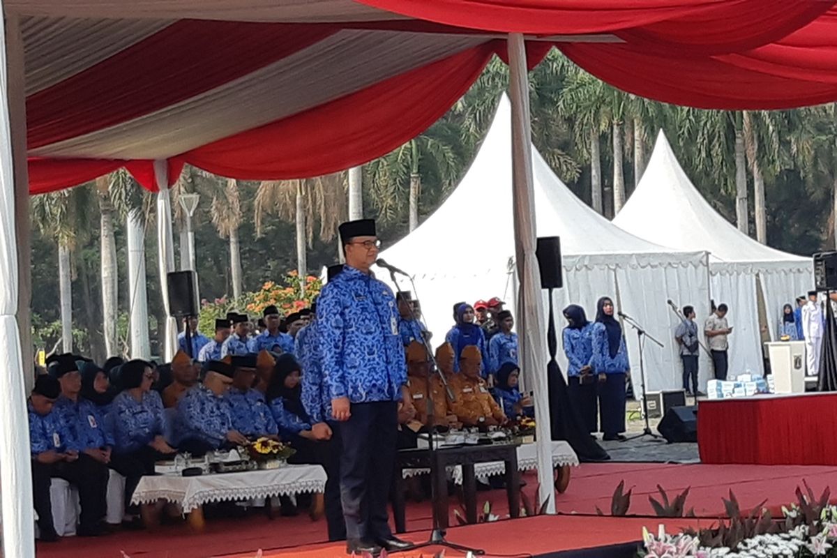 Gubernur DKI Jakarta Anies Baswedan memimpin upacara peringatan Hari Pahlawan di Lapangan Monas, Jakarta Pusat, Minggu (10/11/2019).