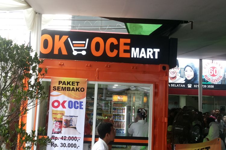 Sebuah minimarket OK-OCE Mart yang berlokasi di Jalan Cikajang, Kebayoran Baru, Jakarta Selatan. Minimarket ini baru saja diresmikan oleh calon wakil gubernur DKI Jakarta nomor pemilihan tiga Sandiga Uno pada Sabtu (1/4/2017). Sandi menyebut OK-OCE Mart yang diresmikannya ini akan menjadi yang pertama di Jakarta. Rencananya, ke depannya minimal akan ada satu OK-OCE Mart di tiap kecamatan.