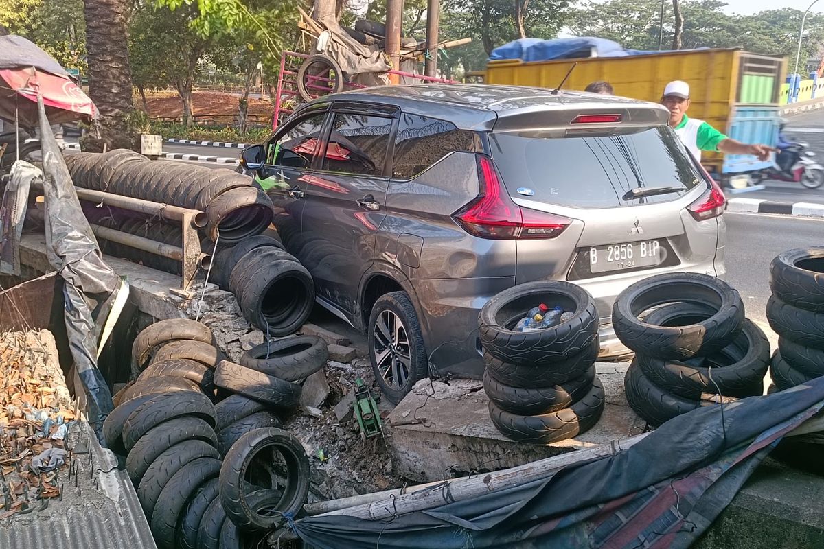 Kecelakaan tunggal mobil menabrak dua dagangan warga di Jalan Jenderal Basuki Rachmat, Pondok Bambu, Duren Sawit, Jakarta Timur, Rabu (18/10/2023) sore.