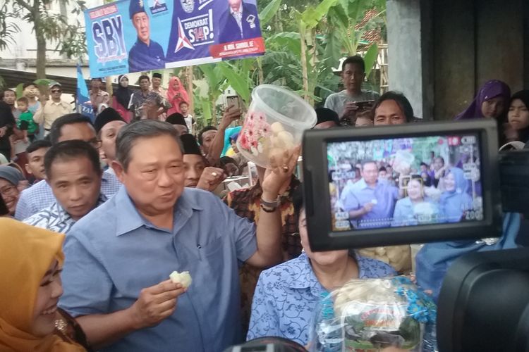 Presiden KE-6 RI, Susilo Bambang Yudhoyono bersam istri, saat mencicipi kerupuk rambak di Desa Penanggulan, Kendal, Kamis (12/4/2018).