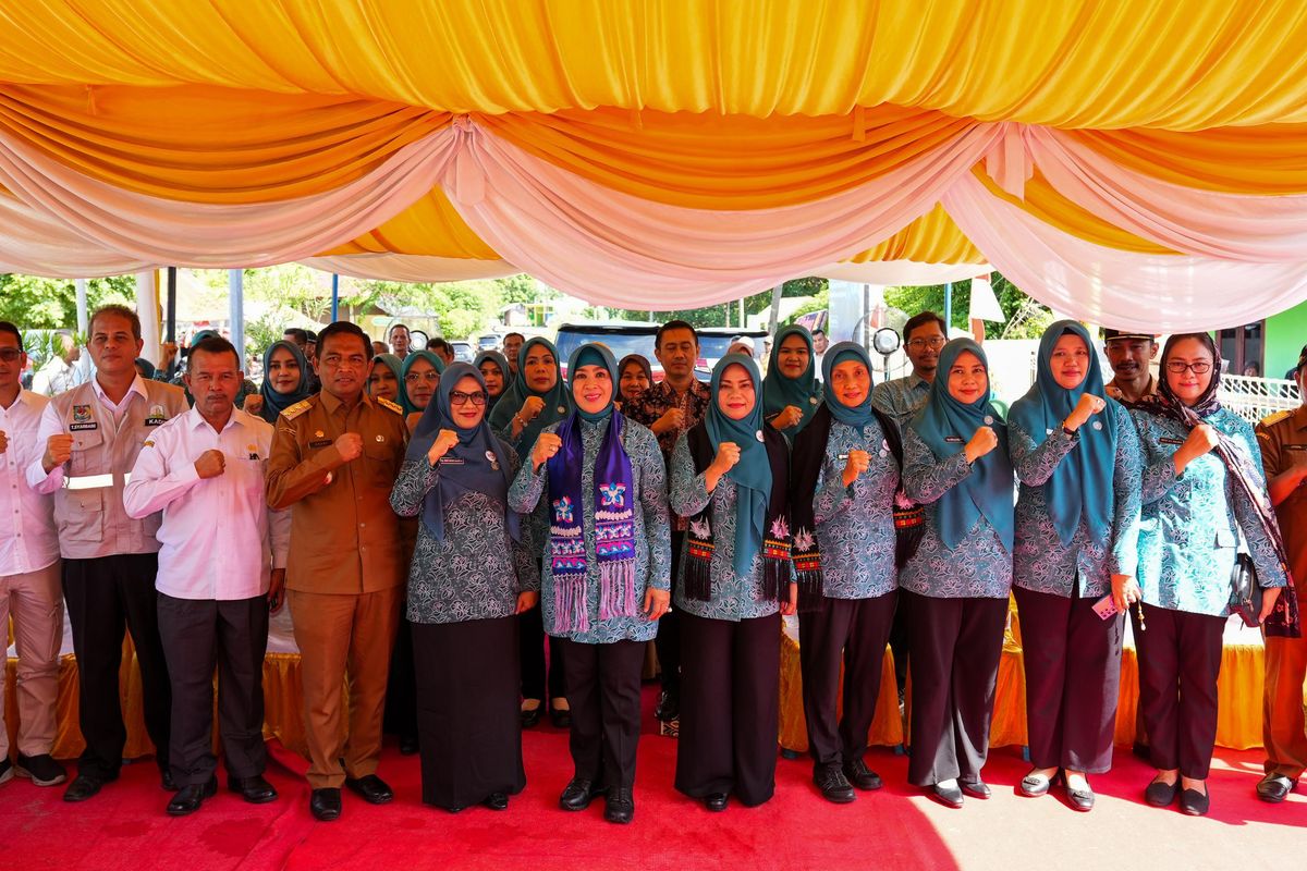 Ketua Umum (Ketum) Tim Penggerak Pemberdayaan dan Kesejahteraan Keluarga (TP-PKK) Tri Tito Karnavian bersama Kementerian Dalam Negeri (Kemendagri) dan Tim Pembina Posyandu Pusat (TP-Posyandu Pusat) berfoto bersama usai memberikan bantuan pemerintah untuk renovasi gedung Posyandu Baroena Gampong Ujung Kareung, di Kecamatan Sukajaya, Kota Sabang, Provinsi Aceh,Rabu (2/10/2024)