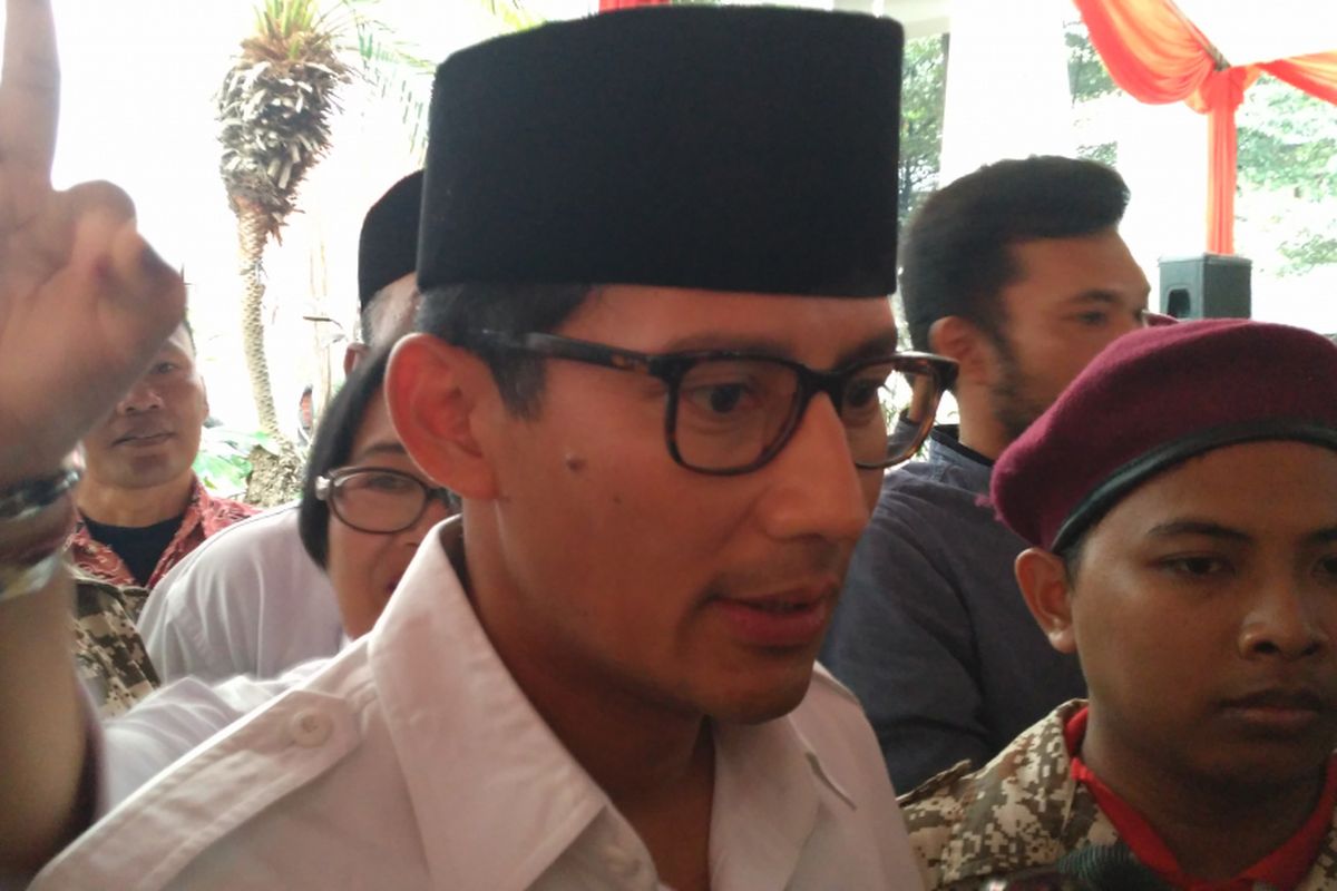 Calon wakil gubernur DKI Jakarta Sandiaga Uno usai menghadiri Rakornas Partai Gerindra di TMII, Jakarta Timur, Minggu (16/4/2017).