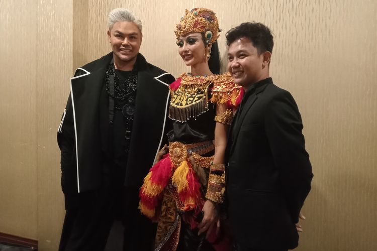 Kontestan Miss Grand International (MGI 2022) asal Indonesia, Andina Julie tampil memukau di panggung kompetisi National Costume pada Kamis malam (20/10/2022).