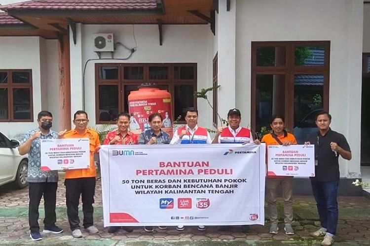 Pertamina Peduli memberikan bantuan kepada korban banjir di Kalteng.