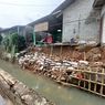 Petugas Sudin SDA Perbaiki Turap Rumah Warga Cilodong yang Jebol
