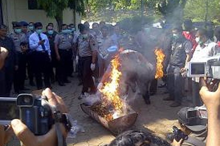 Pemusnahan barang bukti narkoba golongan I jenis ganja seberat 4,5 kilogram di halaman Markas Kepolisian Daerah Jawa Tengah, Selasa (27/8/2013)