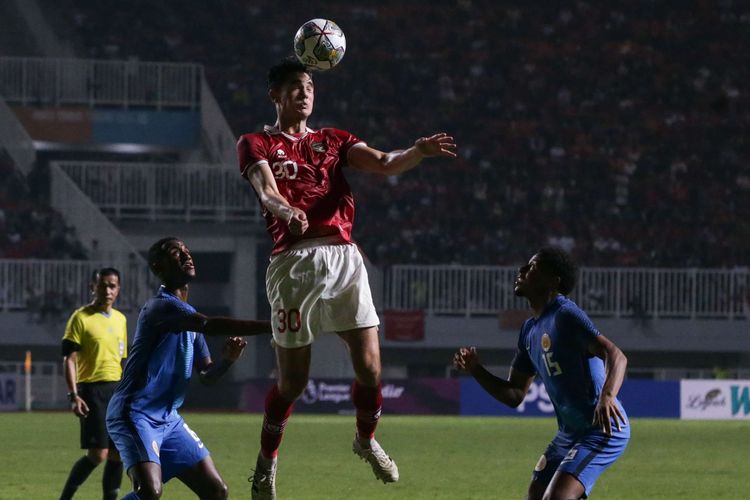 Pemain timnas Indonesia, Elkan Baggott, berebut bola dengan pemain Curacao pada laga kedua FIFA Matchday di Stadion Pakansari, Kabupaten Bogor, Selasa (27/9/2022). Terkini, Elkan sudah diresmikan menjadi rekrutan anyar klub divisi ketiga Liga Inggris, Cheltenham Town, pada Jumat (20/1/2023).