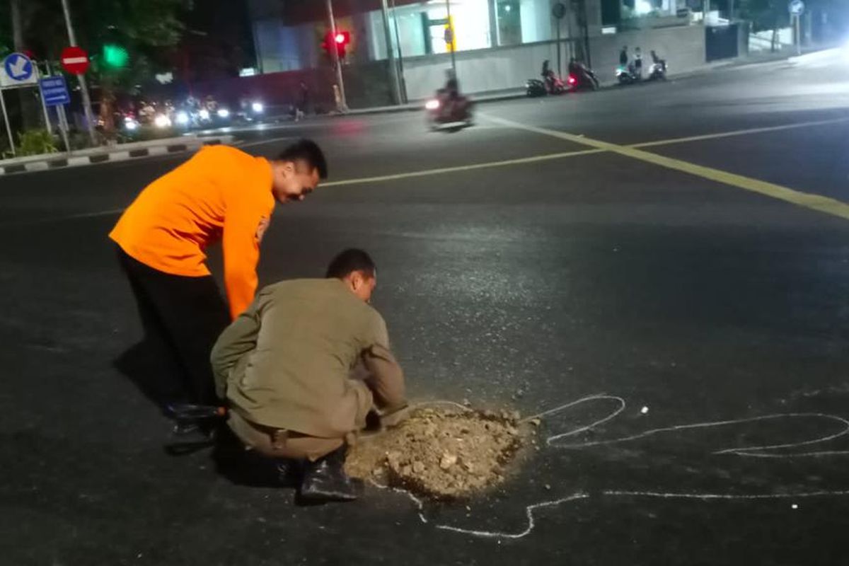 Lokasi kecelakaan lalu lintas yang menewaskan F, seorang pelajar di Surabaya, Jawa Timur, yang tewas saat balap liar.