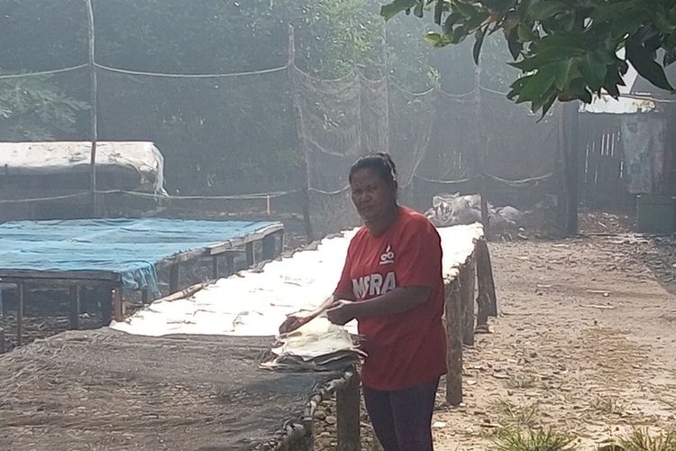 Cerita Nurhayati, Tetap Bekerja Membuat Kerupuk meski Asap Karhutla Pekat di Rumahnya