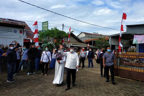 Jalan Kaki Didampingi Istri, Mohammad Idris Mencoblos di TPS 14 Jatimulya