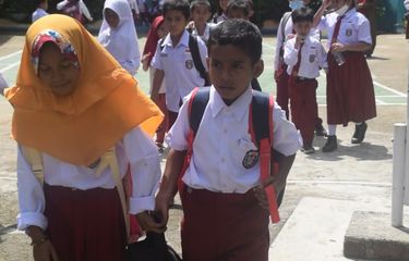 Video Viral Kakak Adik di Baubau Bergantian Pakai Sepatu demi Bisa ...