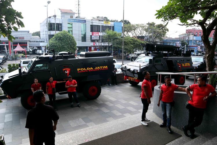 Sejumlah penjaga keamanan menjaga tempat menginapnya Persib Bandung sebelum melawan Arema FC saat laga tunda Pekan 4 Liga 1 2019 di Malang, Selasa (30/07/2019) sore. Suci Rahayu