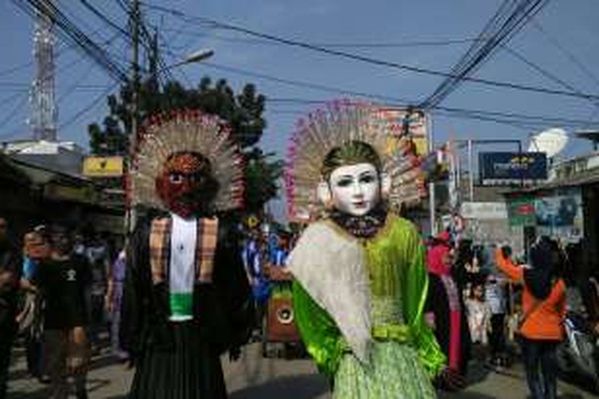 Festival Condet dibuka dengan pawai budaya Betawi di Jalan Raya Condet, Balekambang, Kramatjati, Jakarta Timur, Sabtu (30/7/2016).