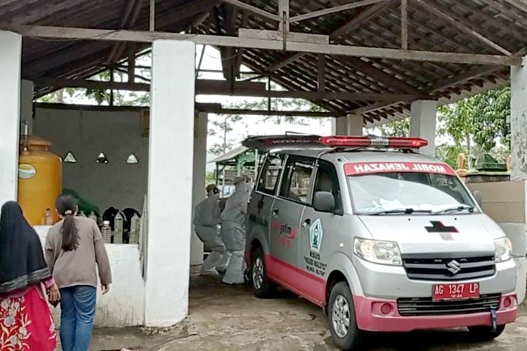 Mobil jenazah menurunkan jenazah S, warga Kecamatan Kesamben, Kabupaten Blitar, yang meninggal dalam perjalanan mendapatkan pertolongan rumah sakit, Selasa (3/8/2021)