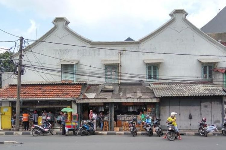 Gedung bekas Toko Obat Lay An Tong di Jalan Perniagaan Raya, Tambora, Jakarta Barat.