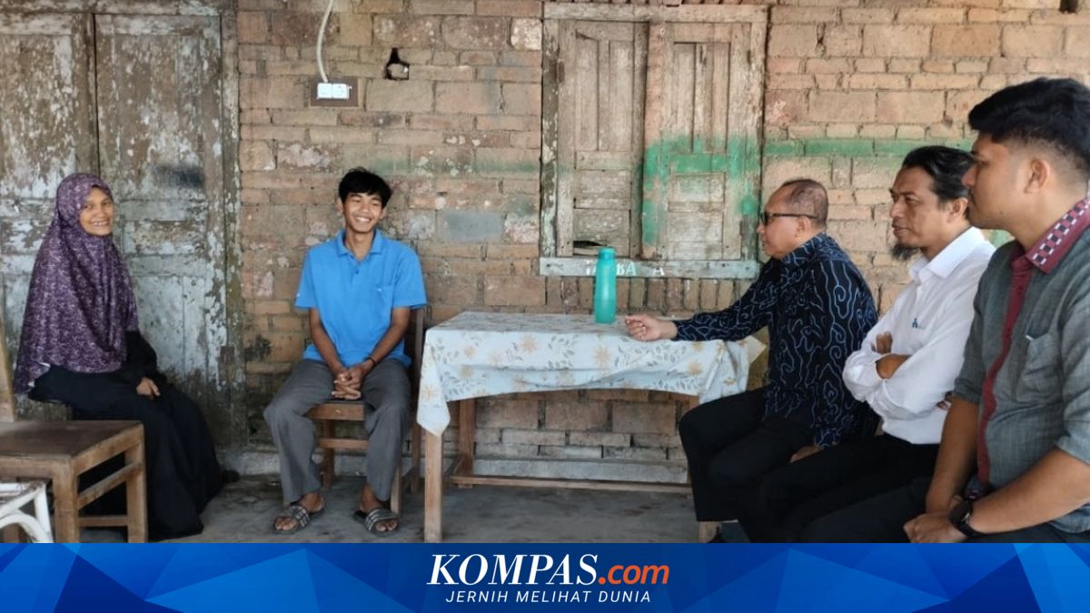 Tak Pernah Ikut Les, Ini Kisah Arifin Anak Penjual Keripik Pisang yang Diterima di UGM Beasiswa Penuh