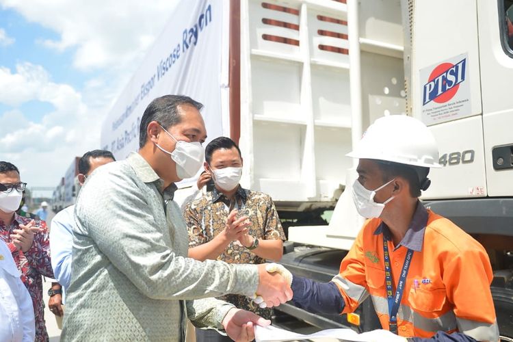 Menteri Perdagangan (Mendag) Republik Indonesia, Muhammad Lutfi saat melakukan pelepasan produk serat viscose rayon hasil produksi PT Asia Pacific Rayon (APR) ke pasar global dan domestik di Pangkalan Kerinci, Kabupaten Pelalawan, Provinsi Riau, Rabu (1/12/2021).