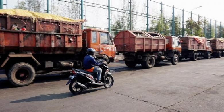 Sekitar 150 truk sampah penuh muatan terpaksa parkir di Unit Pengelola Sampah Terpadu Dinas Kebersihan DKI Jakarta, Sunter, Jakarta Utara, Rabu (4/11). 