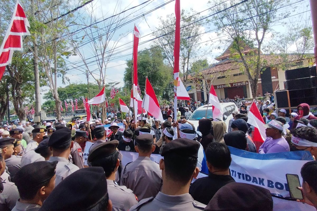 Ratusan massa memadati pintu masuk Kantor Bupati Pamekasan Kholilurrahman, Rabu (6/8/2025)