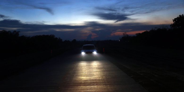 Cahaya lampu depan Bi-Xenon BMW X3 saat melintas di Jalan Tol Pejagan-Pemalang. BMW X3 adalah kendaraan operasional tim Merapah Trans-Jawa 2017 Kompas.com dan Otomania.com