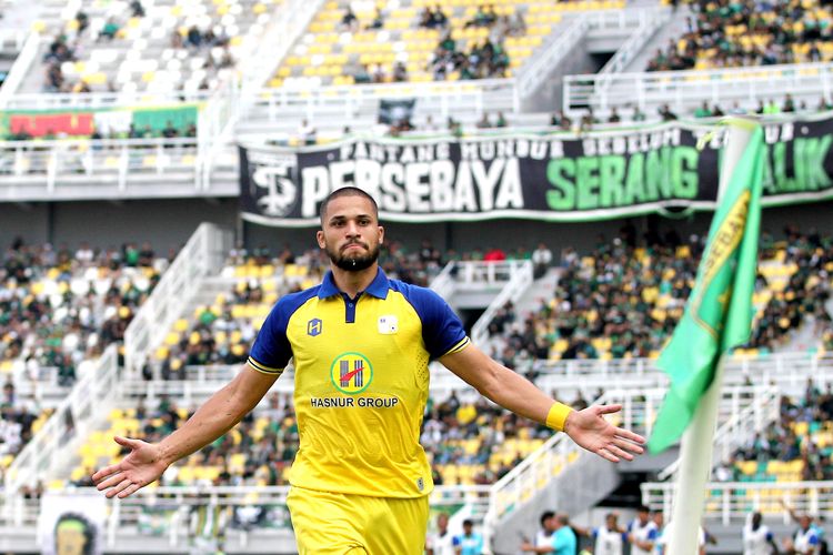 Pemain asing Barito Putera Murilo Mendes selebrasi seusai menjebol gawang Persebaya Surabaya saat pertandingan pekan ke-2 Liga 1 2023-2024 yang berakhir dengan skor 1-1 di Stadion Gelora Bung Tomo Surabaya, Sabtu (8/7/2023) sore WIB.