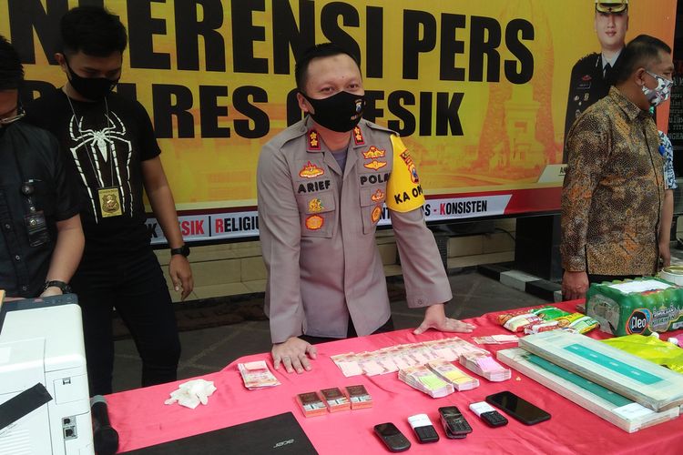 Kapolres Gresik AKBP Arief Fitrianto berikut barang bukti yang berhasil diamankan, saat memberikan penjelasan kepada awak media dalam rilis pengungkapan kasus di halaman Mapolres Gresik.