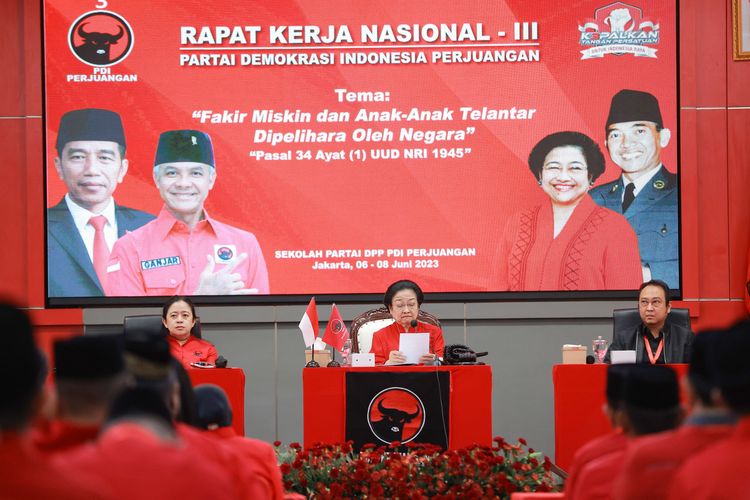 Ketua Umum PDI Perjuangan Megawati Soekarnoputri menunjukkan kesedihan saat mengingat Taufiq Kiemas dalam pidato penutupan Rakernas III PDI Perjuangan di Jakarta, Kamis (8/6/2023). Rakernas III PDI Perjuangan menghasilkan 17 rekomendasi eksternal di antaranya mendukung pemerintahan Presiden Joko Widodo dalam memberantas kemiskinan ekstrim dan stunting, mewujudkan kedaulatan pangan dan energi, menginstruksikan kader untuk memenangkan Ganjar Pranowo dalam Pilpres 2024 serta mendorong Pemilu dan Pilpres berjalan jujur dan adil.