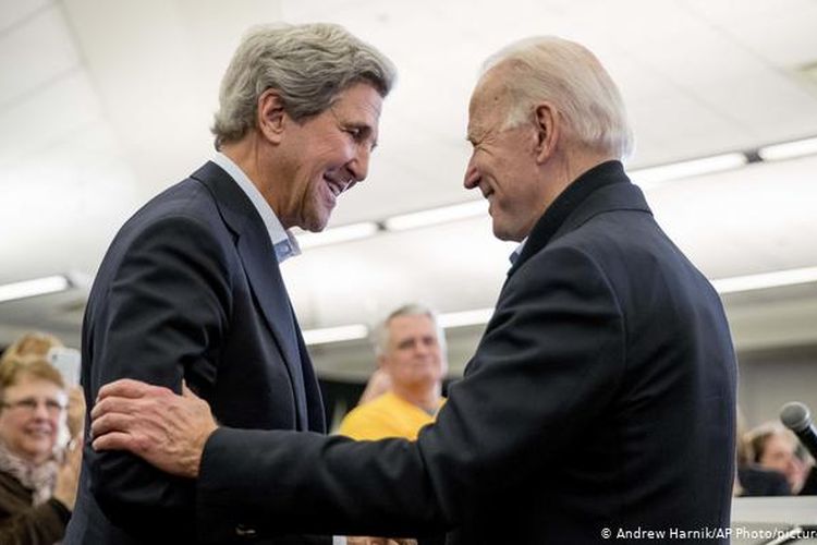 Presiden terpilih AS Joe Biden (kanan) dan mantan Menteri Luar Negeri AS John Kerry (kiri).