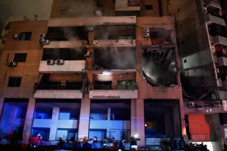 Gedung yang menjadi kantor Hamas di Dahiyeh dengan lubang besar akibat serangan yang menewaskan Saleh Al Arouri.