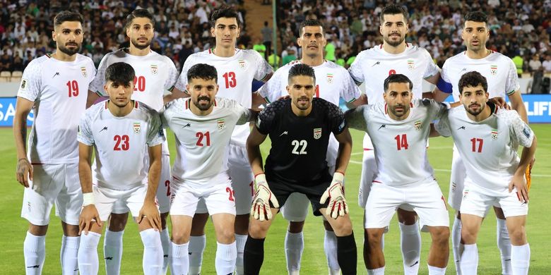 Para pemain Iran berpose menjelang pertandingan sepak bola Grup A Kualifikasi Piala Dunia 2026 Zona Asia antara Iran vs Korea Utara di Azadi Sports Complex di Teheran pada 10 Juni 2025. (Photo by ATTA KENARE / AFP)
