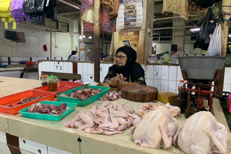 Salah satu pedagang daging ayam mentah di Pasar Besar Kota Malang, Jawa Timur pada Jumat (6/5/2022).