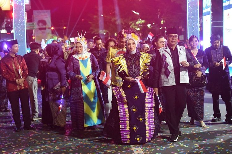  Wali Kota Kediri Vinanda Prameswati turut serta dalam Dhoho Night Carnival. 