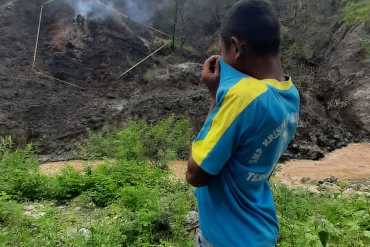 Kepulan asap dan bau belerang di Desa Sebot, Kecamatan Molo Utara, Kabupaten Timor Tengah Selatan (TTS), Nusa Tenggara Timur. Warga pun terpaksa menutup hidung menggunakan baju