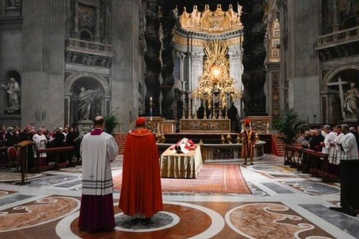 Foto yang dirilis Vatikan dari pembaringan Paus Emeritus Benediktus XVI.